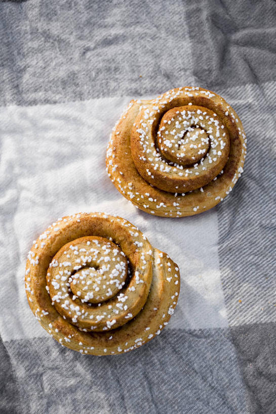 点心,面包,无人,竖图,俯视,室外,特写,白天,阴影,光线,布料,影子,食品,面点,布纹,桌布,食物,糕点,两个,阳光,餐巾,台布,小圆面包,餐桌布,彩图,高角度拍摄