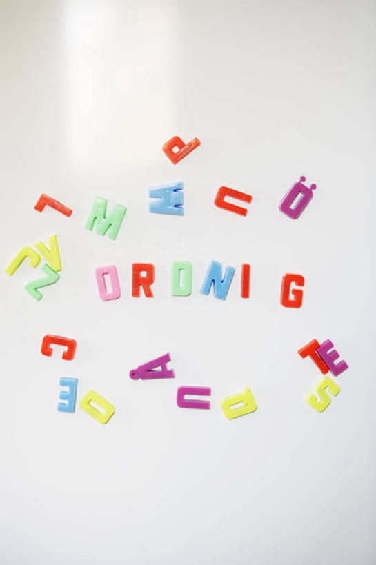 无人,竖图,彩色,室内,特写,白天,正面,静物,许多,阴影,装饰,反射,英文,标志,电器,文字,影子,字符,字母,冰箱,标识,冷冻,冷柜,白色,冷藏柜,冷藏,储藏,英文字母,华丽,修饰,点缀,家电,家用电器,衬托,美观,雅致,雅观,保鲜,冰箱贴,彩图,磁贴