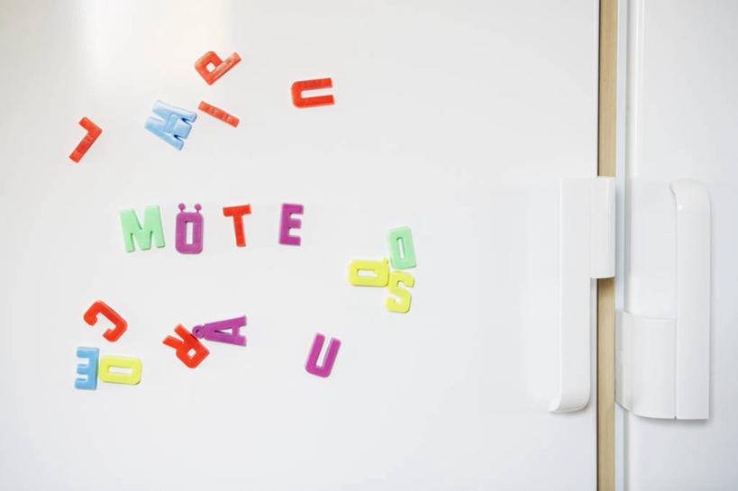 无人,横图,彩色,室内,特写,白天,正面,静物,许多,阴影,装饰,反射,英文,标志,电器,文字,影子,字符,字母,冰箱,标识,冷冻,冷柜,白色,冷藏柜,冷藏,储藏,英文字母,华丽,修饰,点缀,家电,家用电器,衬托,美观,雅致,雅观,保鲜,冰箱贴,彩图,磁贴