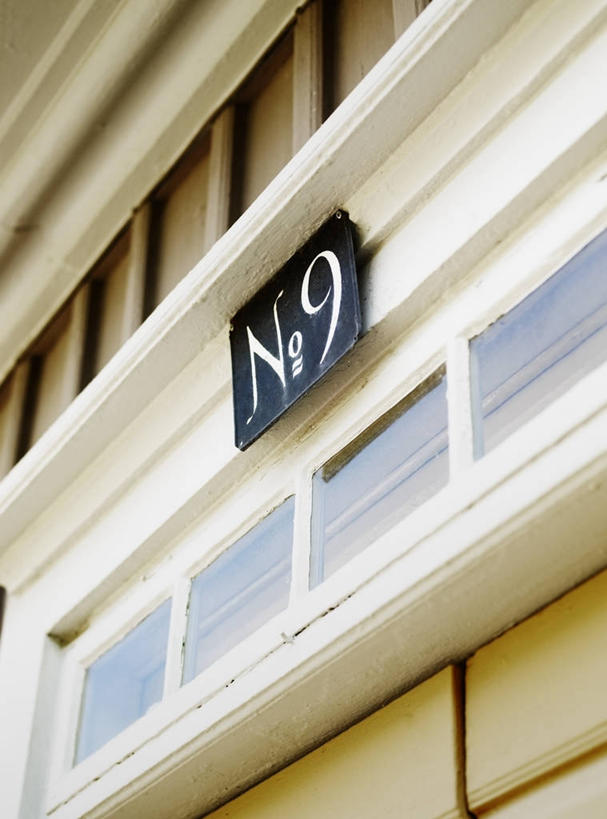 无人,家,竖图,室外,特写,白天,仰视,窗户,指示牌,静物,英文,标志,文字,字符,字母,房屋,屋子,公寓,门牌,标识,洋房,楼房,玻璃窗,住宅,英文字母,阿拉伯文,阿拉伯语,阿拉伯字母,彩图,低角度拍摄,房子