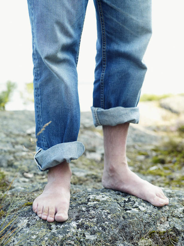 西方人,腿部,脚,脚趾,脚趾甲,腿,一个人,站,竖图,室外,特写,白天,正面,草地,草坪,礁石,石头,植物,欧洲,欧洲人,仅一个年轻女性,仅一个女性,仅一个人,裤子,石子,牛仔裤,草,绿色,站着,年轻女性,女人,女性,白种人,脚指甲,礁,石块,岩石,站立,半身,彩图