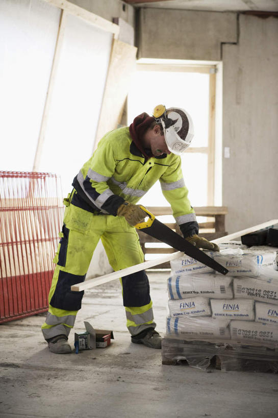 西方人,一个人,机修工,站,竖图,室外,白天,正面,工作服,制服,帽子,欧洲,欧洲人,仅一个男性,仅一个人,切开,握,工具,木材,头盔,拿,拿着,注视,工人,仅一个年轻男性,一个,绿色,白色,安全帽,低头,观察,看,切,站着,握着,单个,观看,锯子,察看,手锯,关注,工作制服,男人,男性,年轻男性,白种人,机械师,机修工人,站立,彩图,全身,工作套服