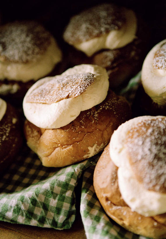 点心,面包,无人,竖图,俯视,室内,特写,白天,餐桌,桌面,桌子,静物,一排,许多,整齐,布料,格纹,食品,面点,布纹,桌布,食物,糕点,排列,绿色,餐巾,台布,餐台,队列,彩图,高角度拍摄