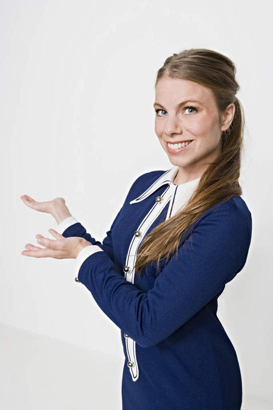 西方人,一个人,商务人士,商务女性,站,举,笑,微笑,露齿笑,竖图,室内,白天,白色背景,正面,欧洲,欧洲人,仅一个年轻女性,仅一个女性,仅一个人,指,套装,注视,方向,观察,看,手势,托,站着,摄影,影棚,观看,察看,指向,食指,关注,商务装,邀请,工薪阶层,年轻女性,女人,女性,白种人,白领,上班族,举起,举手,举着,向上举,向上伸,向上托,站立,半身,彩图,影棚拍摄,拍摄