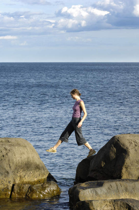 西方人,一个人,走,竖图,室外,白天,侧面,海浪,海洋,石头,欧洲,欧洲人,仅一个年轻女性,仅一个女性,仅一个人,阴影,服装,光线,石子,影子,浪花,云,云朵,云彩,注视,跨越,休闲装,衣服,蓝色,白云,蓝天,天空,阳光,海水,天,观察,看,休闲,休闲服,服饰,晴朗,观看,察看,关注,海景,年轻女性,女人,女性,白种人,大海,风浪,海,海水的波动,近岸浪,石块,岩石,涌浪,晴空,步行,散步,走路,彩图,全身