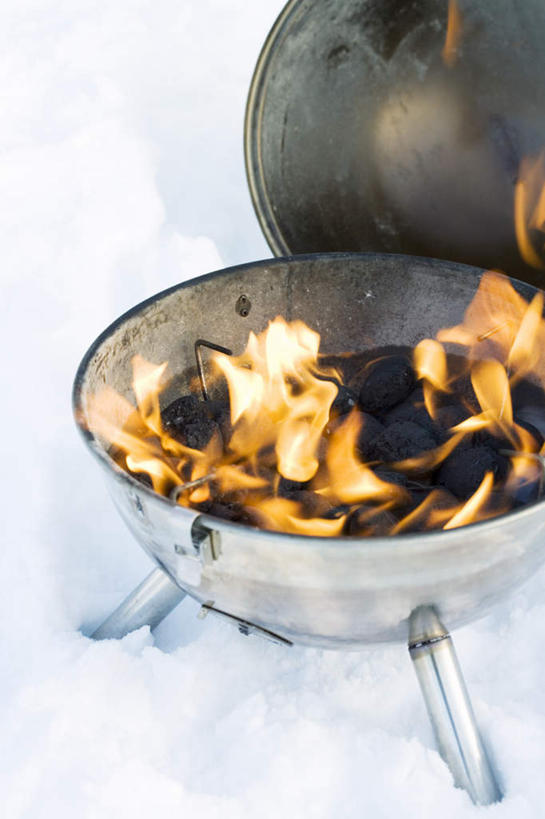 无人,竖图,俯视,室外,白天,旅游,度假,热情,美景,雪,大雪,火,瑞典,欧洲,盖子,火焰,积雪,景观,雪景,冬季,冬天,燃烧,娱乐,自然,享受,休闲,景色,放松,寒冷,斯堪的纳维亚,自然风光,北欧,斯堪的纳维亚半岛,火盆,严寒,瑞典王国,彩图,高角度拍摄