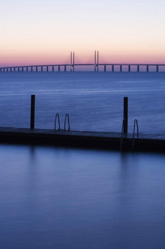 无人,竖图,俯视,室外,白天,旅游,度假,海浪,海洋,大桥,立交桥,桥梁,瑞典,欧洲,木板,浪花,云,云朵,高架,斜拉桥,桥,木桥,云彩,娱乐,栈桥,蓝色,白云,蓝天,天空,海水,天,享受,休闲,放松,人行桥,木板桥,斯堪的纳维亚,北欧,斯堪的纳维亚半岛,海景,首府,马尔默,瑞典王国,斯科讷省,厄勒大桥,大海,风浪,海,海水的波动,近岸浪,涌浪,彩图,高角度拍摄