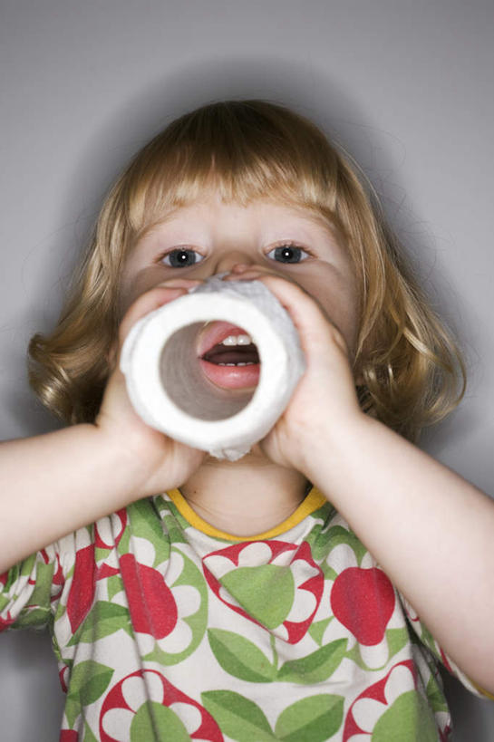 西方人,儿童,一个人,坐,竖图,室内,白天,白色背景,正面,纯洁,欧洲,欧洲人,仅一个女性,仅一个人,拿,拿着,小孩,仅一个小孩,金色,可爱,童年,童趣,摄影,影棚,卫生纸,卷筒纸,童真,烂漫,无邪,天真,女孩,女人,女性,白种人,孩子,坐着,半身,彩图,影棚拍摄,拍摄,短发,女生