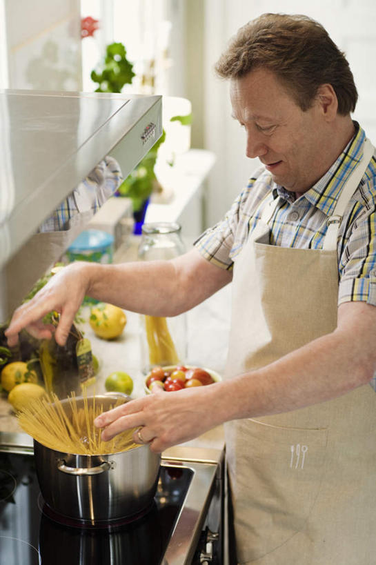 西方人,一个人,站,竖图,室外,白天,正面,厨房,餐具,欧洲,欧洲人,仅一个男性,仅一个人,仅一个中年男性,水槽,水龙头,棕色,拿,汤锅,拿着,站着,男人,男性,中年男性,白种人,进餐用具,烹调用具,站立,半身,彩图,灶间,短发