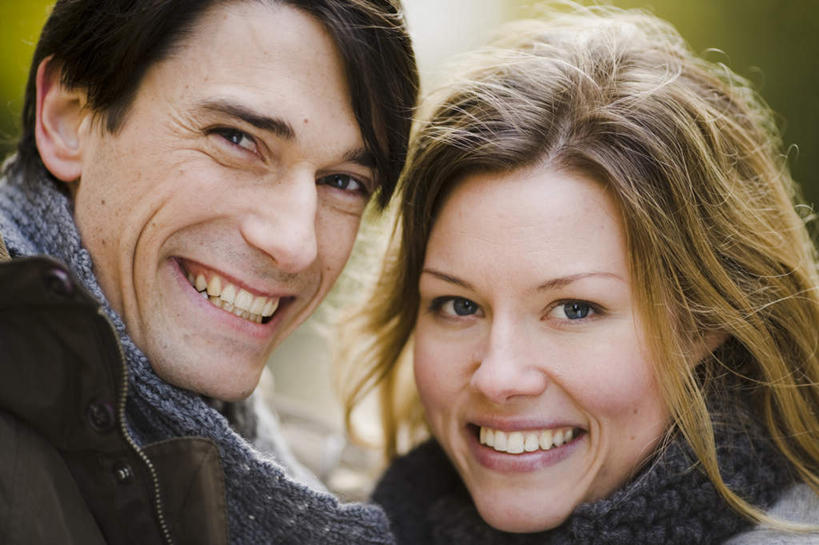 西方人,脸,头,脸颊,头发,两个人,家庭,夫妻,站,横图,室外,特写,白天,正面,爱情,植物,欧洲,欧洲人,阴影,朦胧,模糊,装饰,光线,影子,浪漫,树,树木,绿色,阳光,自然,围巾,站着,温暖,温馨,一家人,金色,恩爱,恋人,生长,成长,围脖,保暖,华丽,点缀,和睦,御寒,衬托,美观,雅致,雅观,男人,男性,年轻男性,年轻女性,女人,女性,白种人,年轻人,头部,长发,脸部,脸蛋,面部,夫妇,情侣,站立,半身,彩图,伴侣,融洽