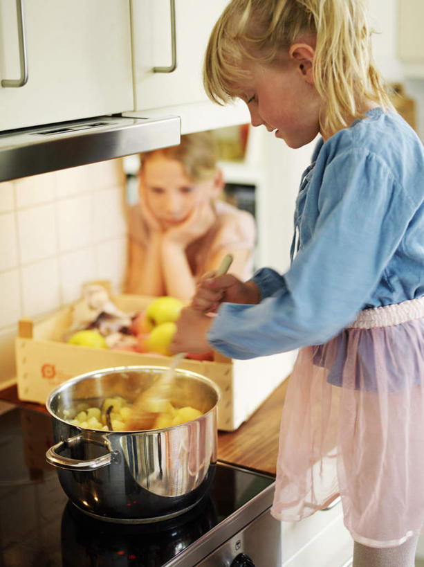 西方人,儿童,两个人,伙伴,朋友,站,竖图,室内,白天,正面,友谊,纯洁,厨房,餐具,欧洲,欧洲人,拿,汤锅,拿着,小孩,站着,可爱,童年,童趣,童真,烂漫,无邪,天真,友情,女孩,女人,女性,白种人,进餐用具,烹调用具,站立,半身,彩图,灶间,女生