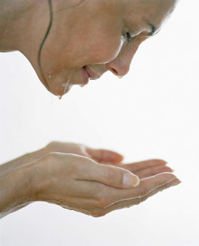 西方人,脸,头,脸颊,手,一个人,站,闭眼,捧,竖图,室内,白天,白色背景,侧面,水,欧洲,欧洲人,仅一个年轻女性,仅一个女性,仅一个人,液体,水滴,洗脸,站着,手部,摄影,影棚,年轻女性,女人,女性,白种人,头部,脸部,脸蛋,面部,闭眼睛,闭着眼,闭着眼睛,端,端着,捧着,手捧,站立,半身,彩图,影棚拍摄,拍摄