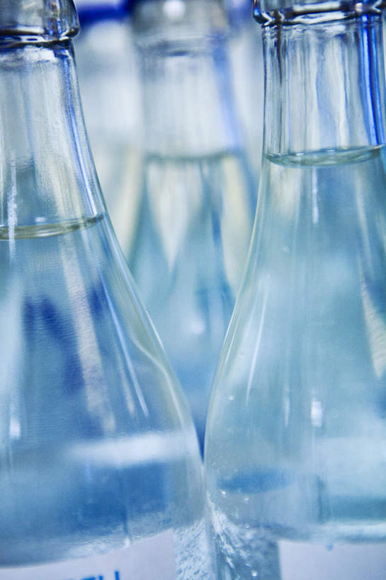 清酒,无人,竖图,室内,特写,白天,正面,静物,许多,朦胧,模糊,酒类,玻璃制品,酒,酒瓶,饮料,白色,玻璃瓶,瓶子,彩图