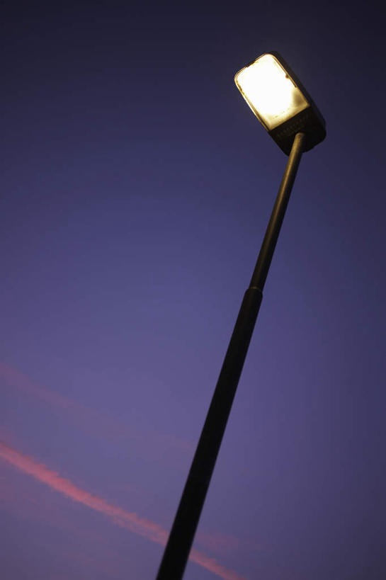 无人,竖图,室外,白天,仰视,度假,美景,日落,城市风光,城市,路灯,照明,景观,晚霞,霞光,落日,灯光,娱乐,灯,一个,蓝色,蓝天,天空,黄昏,天,享受,休闲,景色,彩霞,放松,单个,照亮,照明设备,夕阳,彩图,低角度拍摄