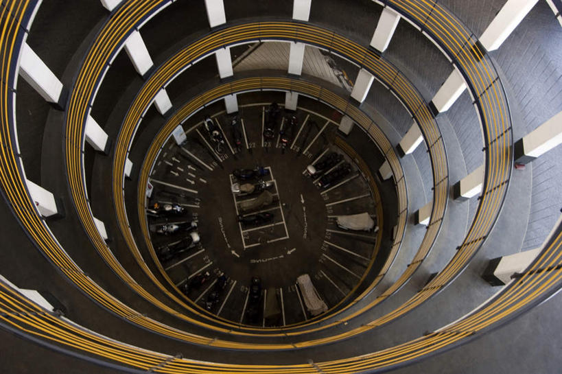 无人,横图,俯视,室内,白天,酒店,汽车,欧洲,克罗地亚,阴影,光线,影子,柱子,灯光,旋转,车,交通工具,轿车,载具,扭转,克罗地亚共和国,萨格勒布,彩图,高角度拍摄,旅店,汽车旅馆,赫尔瓦次卡