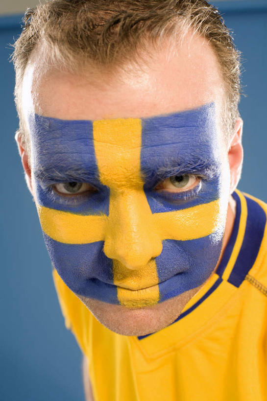 西方人,脸,头,脸颊,一个人,站,笑,微笑,竖图,室内,特写,白天,正面,旗帜,国旗,瑞典,欧洲,欧洲人,仅一个男性,仅一个人,蓝色背景,注视,仅一个年轻男性,观察,看,站着,金色,摄影,影棚,观看,察看,关注,瑞典王国,妆扮,男人,男性,年轻男性,白种人,头部,脸部,脸蛋,面部,旗,站立,半身,彩图,影棚拍摄,打扮,装扮,拍摄,短发