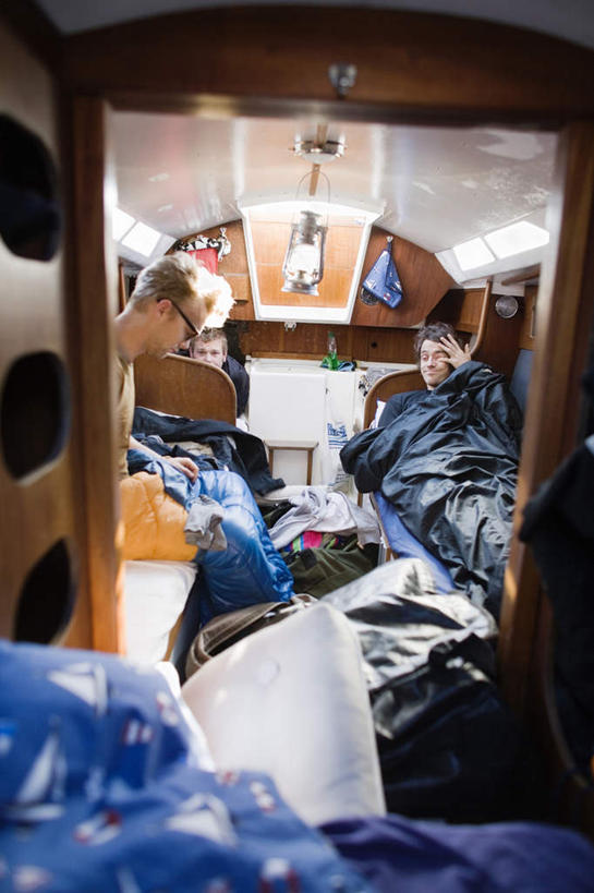 西方人,三个人,伙伴,朋友,坐,躺,笑,微笑,露齿笑,竖图,室内,白天,正面,友谊,床,轮船,船,照明,欧洲,欧洲人,戴,握,服装,眼镜,灯光,床单,拿,拿着,休闲装,被子,吊灯,裸露,灯,两个,一个,衣服,蓝色,灯具,交通工具,靠,靠着,休闲,休闲服,握着,服饰,单人床,单个,照亮,戴着,哈欠,被单,照明设备,载具,裸,睡袋,近视眼镜,一盏,友情,男人,男性,年轻男性,白种人,躺着,坐着,半身,彩图