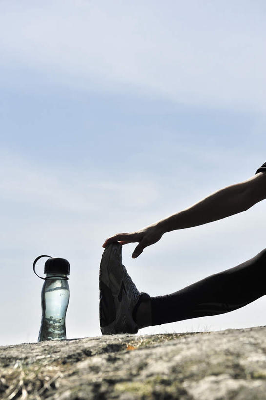 西方人,腿部,腿,一个人,蹲,竖图,室外,白天,仰视,水,欧洲,欧洲人,仅一个年轻女性,仅一个女性,仅一个人,伸展,阴影,光线,影子,云,云朵,云彩,玻璃制品,一个,蓝色,白云,蓝天,天空,阳光,玻璃瓶,瓶子,天,抓,舒展,晴朗,单个,一瓶,抓着,年轻女性,女人,女性,白种人,晴空,蹲着,半身,彩图,低角度拍摄