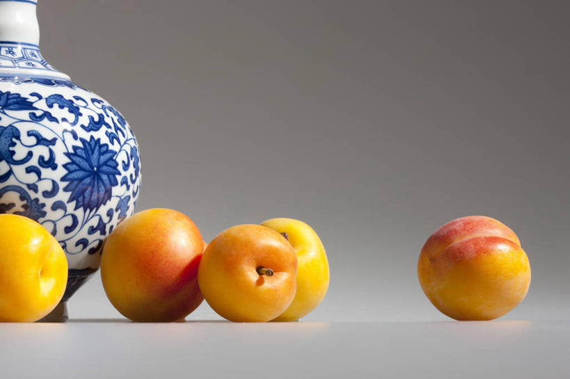 无人,横图,彩色,特写,留白,杏,静物,水果,中国,亚洲,灰色背景,材料,瓷器,食品,陶瓷制品,饮食,黄色,摄影,有机食品,影棚,青花瓷,五颜六色,宁静,部分,色彩斑斓,清新,中国文化,摄影棚,五彩缤纷,东亚,健康食物,五彩斑斓,五光十色,彩图,影棚拍摄,拍摄,传统文化
