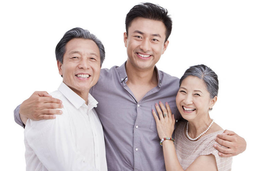 东方人,成年人,中年人,老年人,三个人,家庭,父母,母亲,父亲,儿子,笑,微笑,露齿笑,横图,留白,白色背景,正面,快乐,幸福,中国,亚洲,休闲装,休闲,温暖,温馨,一家人,放松,搭,摄影,影棚,生活方式,和睦,退休,搭着,关爱,摄影棚,亲情,肖像,东亚,老年男性,老年女性,男人,男性,年轻男性,女人,女性,亚洲人,中国人,年轻人,全家福,半身,彩图,影棚拍摄,爱,欢乐,拍摄,融洽,挨着