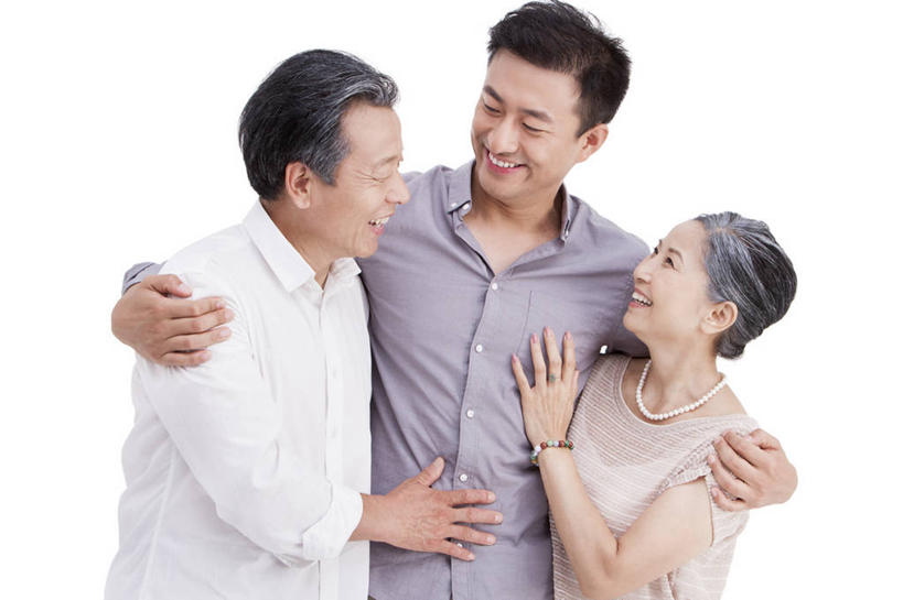 东方人,成年人,中年人,老年人,三个人,家庭,父母,母亲,父亲,儿子,笑,微笑,露齿笑,横图,留白,白色背景,正面,快乐,幸福,中国,亚洲,休闲装,休闲,温暖,温馨,一家人,面对面,放松,搭,摄影,影棚,生活方式,和睦,退休,搭着,关爱,摄影棚,亲情,东亚,老年男性,老年女性,男人,男性,年轻男性,女人,女性,亚洲人,中国人,年轻人,半身,彩图,影棚拍摄,爱,欢乐,拍摄,融洽,挨着