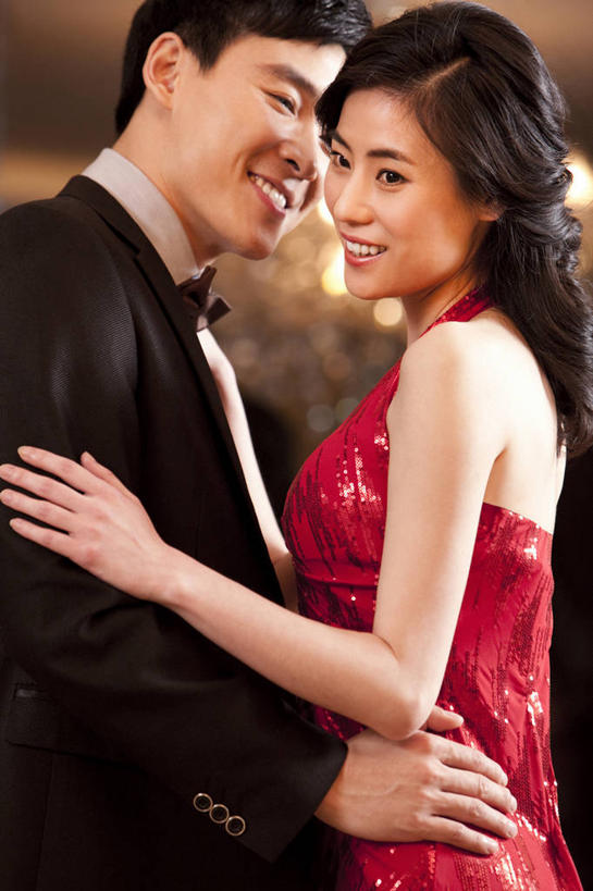 东方人,成年人,两个人,夫妻,竖图,夜晚,晚礼服,爱情,聚会,快乐,幸福,正装,浪漫,晚会,恩爱,乐趣,约会,恋人,摄影,生活方式,高雅,优美,享乐,华贵,欧洲文化,异性恋,男人,男性,年轻男性,年轻女性,女人,女性,亚洲人,中国人,年轻人,夫妇,情侣,休闲活动,彩图,晚宴服,舞会服,洋服,洋装,夜礼服,舞蹈,伴侣,上流社会