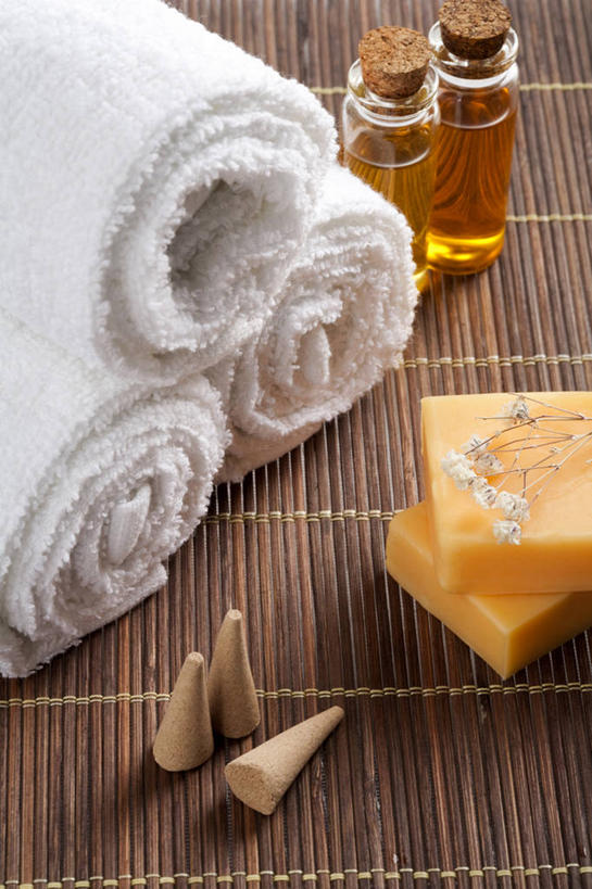 无人,美容院,竖图,特写,按摩,化妆,美容,美景,静物,护肤,透明,景观,佛香,花,自然,精油,瓶子,肥皂,毛巾,保养,享受,休闲,健康,景色,放松,SPA水疗,保健,温泉浴场,摄影,简单,化妆用品,自然风光,华贵,香薰精油,纯净,养颜,替代疗法,植物精油,芳香植物,芳香油,挥发油,香精油,矿泉疗养地,彩图,影棚拍摄,水疗,SPA美容