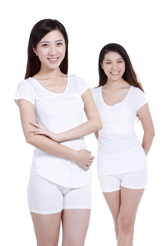 东方人,成年人,一个人,两个人,笑,微笑,露齿笑,竖图,留白,白色背景,正面,快乐,友谊,幸福,北京,中国,亚洲,仅一个年轻女性,仅一个女性,仅一个人,内衣,睡衣,白色,休闲,健康,放松,乐趣,摄影,影棚,生活方式,舒适,享乐,迷人,摄影棚,肖像,东亚,背手,年轻女性,女人,女性,亚洲人,中国人,年轻人,长发,彩图,影棚拍摄,欢乐,拍摄,闺密,挨着