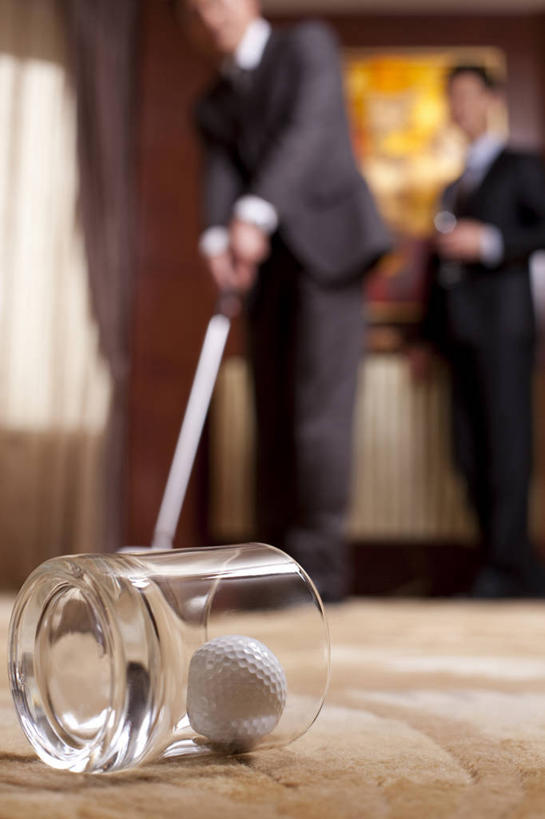 东方人,成年人,中年人,老年人,两个人,商务人士,商务男性,站,微笑,竖图,室内,特写,正面,衬衫,商务,快乐,满意,幸福,成功,信心,酒店,北京,中国,亚洲,套装,高尔夫球,进球,拿着,娱乐,会所,放松,财富,俱乐部,摄影,生活方式,观看,权威,专心,领导,享乐,练习,成就,华贵,商务装,工薪阶层,东亚,欧洲文化,无忧无虑,把握,高尔夫球运动,老年男性,男人,男性,年轻男性,亚洲人,中国人,年轻人,白领,上班族,休闲活动,彩图,衬衣,旅行,首席执行官,上层阶级,商务旅行,社交,掌控