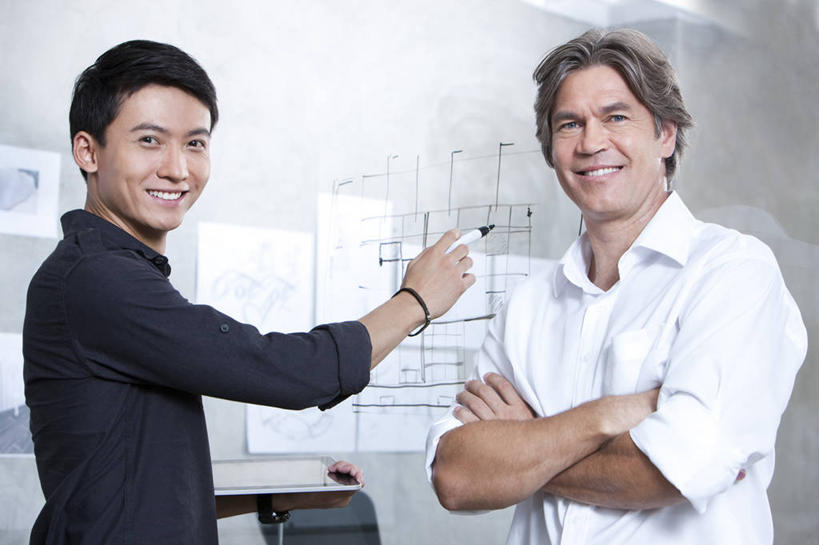 东方人,西方人,成年人,中年人,老年人,两个人,商务人士,设计师,工程师,建筑师,商务男性,办公室,会议室,双手交叉,微笑,横图,室内,侧面,衬衫,商务,快乐,幸福,团队,集体,信心,北京,欧洲,中国,欧洲人,亚洲,写,套装,工作,利益,扭头,注视,休闲装,观察,看,转头,职业,团体,创意,摄影,奋斗,生活方式,观看,协助,愿望,察看,组织,准确,双手抱胸,经理,企业,公司,工作室,关注,努力,肖像,商务装,草图,蓝图,想象,工薪阶层,平板电脑,创新,东亚,计划书,新意,理想,技能,团结,老年男性,男人,男性,年轻男性,白种人,亚洲人,中国人,年轻人,白领,上班族,设计,半身,彩图,衬衣,欢乐,办公室职员,首席执行官,白色人种,挨着,产品设计