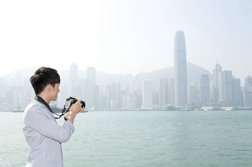东方人,成年人,一个人,码头,微笑,横图,室外,白天,留白,侧面,旅游,度假,时尚,快乐,幸福,技术,海洋,天际线,港口,建筑,摩天大楼,相机,香港,中国,亚洲,仅一个男性,仅一个人,行人,游客,游人,准备,拿着,休闲装,现代,路人,旅客,维多利亚港,仅一个年轻男性,拍照,风景,天空,数码相机,地标建筑,休闲,放松,个性,摄影,生活方式,单反相机,酷,渡轮,都市风光,市区,东亚,九龙,万里无云,繁荣,过客,无忧无虑,男人,男性,年轻男性,亚洲人,中国人,年轻人,休闲活动,半身,彩图,旅行,欢乐,摆渡口,埠头,渡口,渡头,港湾,海港,货运码头,口岸,商港,天星小轮