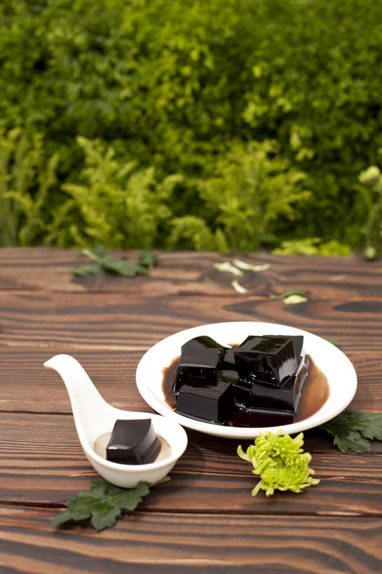 点心,无人,竖图,彩色,室外,特写,桌子,静物,餐具,中国,亚洲,装饰,美味,食品,龟苓膏,小吃,饮食,一个,绿色,盘子,汤匙,甜食,诱惑,摄影,单个,五颜六色,色彩斑斓,膳食,五彩缤纷,东亚,健康食物,五彩斑斓,五光十色,彩图