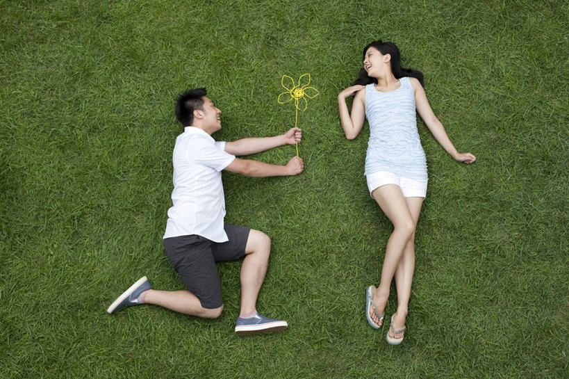 东方人,成年人,两个人,夫妻,公园,躺,微笑,横图,俯视,室外,白天,留白,爱情,旅游,度假,快乐,兴奋,友谊,幸福,热情,草地,美景,中国,亚洲,景观,浪漫,拿着,休闲装,娱乐,刺激,草,绿色,自然,纸花,夏天,享受,休闲,景色,恩爱,放松,幻想,活力,诱惑,模仿,恋人,摄影,生活方式,创造力,自然风光,户外活动,想象,东亚,异性恋,男人,男性,年轻男性,年轻女性,女人,女性,亚洲人,中国人,年轻人,夫妇,情侣,休闲活动,跪着,彩图,高角度拍摄,爱,欢乐,伴侣,订婚