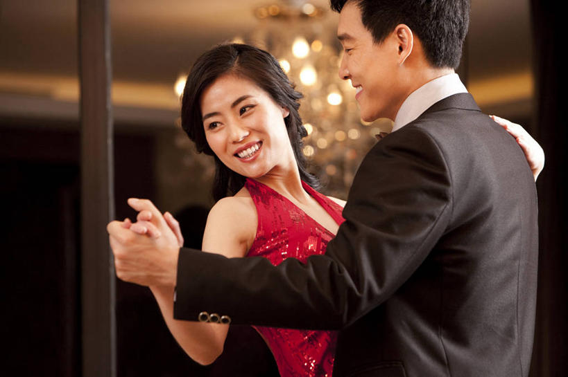 东方人,成年人,两个人,夫妻,横图,夜晚,晚礼服,爱情,聚会,快乐,幸福,正装,浪漫,晚会,恩爱,乐趣,约会,恋人,摄影,生活方式,高雅,优美,享乐,华贵,水晶吊灯,欧洲文化,异性恋,男人,男性,年轻男性,年轻女性,女人,女性,亚洲人,中国人,年轻人,夫妇,情侣,休闲活动,彩图,晚宴服,舞会服,洋服,洋装,夜礼服,舞蹈,伴侣,上流社会