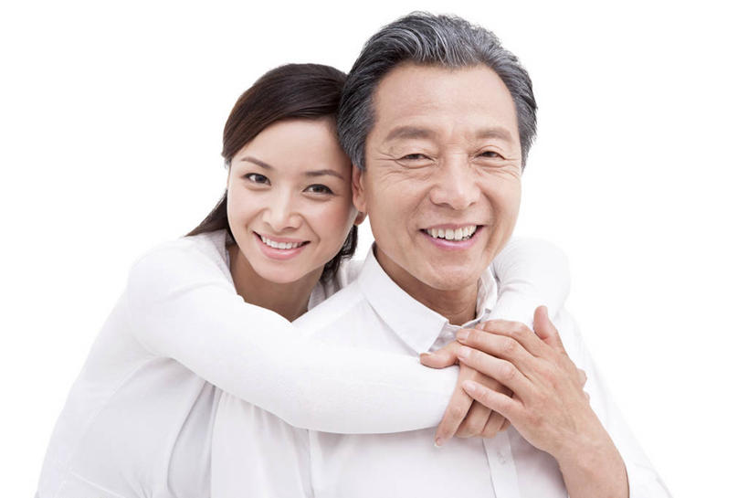 东方人,成年人,老年人,两个人,家庭,父母,父亲,女儿,笑,微笑,露齿笑,横图,特写,留白,白色背景,正面,快乐,幸福,中国,亚洲,休闲装,休闲,温暖,温馨,父女,一家人,放松,搭,摄影,影棚,生活方式,和睦,搭着,关爱,摄影棚,亲情,肖像,东亚,老年男性,男人,男性,女人,女性,亚洲人,中国人,年轻人,拥抱,半身,彩图,影棚拍摄,爱,欢乐,拍摄,融洽,挨着