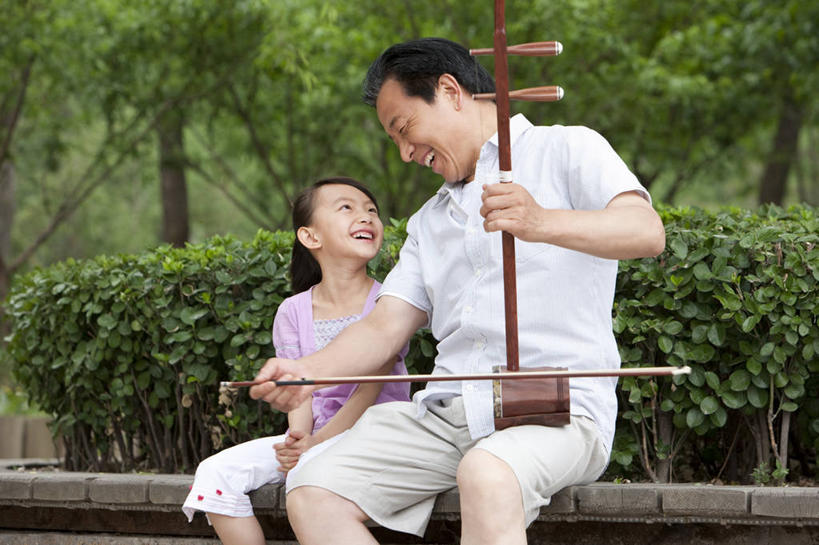 东方人,儿童,老年人,两个人,家庭,祖父,公园,坐,笑,微笑,横图,室外,白天,正面,旅游,度假,快乐,幸福,纯洁,美景,北京,中国,亚洲,表演,并排,景观,休闲装,娱乐,传统,刺激,二胡,树,小孩,绿色,自然,夏天,享受,休闲,健康,面对面,景色,放松,可爱,乐趣,童年,童趣,凝视,摄影,退休,享乐,关爱,中国文化,自然风光,亲情,音乐人,童真,东亚,烂漫,无邪,无忧无虑,天真,老年男性,男人,男性,女孩,亚洲人,中国人,孩子,孙女,彩图,欢乐,传统文化,精力,人老心不老,代沟,古典乐