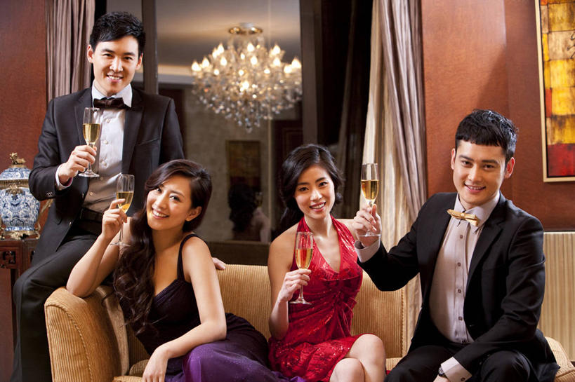 东方人,成年人,四个人,夫妻,坐,横图,夜晚,晚礼服,爱情,聚会,快乐,幸福,正装,浪漫,晚会,香槟,恩爱,乐趣,约会,恋人,摄影,生活方式,高雅,优美,享乐,华贵,肖像,水晶吊灯,欧洲文化,集体照,异性恋,男人,男性,年轻男性,年轻女性,女人,女性,亚洲人,中国人,年轻人,夫妇,情侣,休闲活动,彩图,晚宴服,舞会服,洋服,洋装,夜礼服,伴侣,上流社会