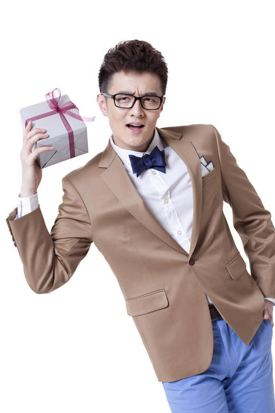 东方人,成年人,一个人,商务人士,商务男性,举,笑,微笑,露齿笑,竖图,留白,白色背景,正面,衬衫,商务,时尚,快乐,幸福,信心,礼物,北京,中国,亚洲,仅一个男性,仅一个人,套装,正装,领结,眼镜,听,拿着,现代,仅一个年轻男性,活力,乐趣,摄影,影棚,生活方式,幽默,高雅,酷,享乐,摇动,摄影棚,商务装,手插袋,工薪阶层,东亚,男人,男性,年轻男性,亚洲人,中国人,年轻人,白领,上班族,插兜,手插兜,彩图,影棚拍摄,衬衣,欢乐,拍摄,办公室职员,手抄兜,好奇心,韩版