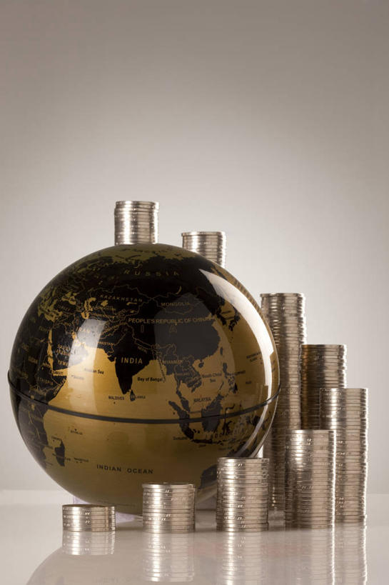 无人,银行,竖图,留白,商务,钱,人民币,静物,北京,中国,亚洲,一堆,许多,堆叠,堆积,灰色背景,丰富,反射,地球仪,钱币,很多,概念,财富,金融,投资,摄影,经济,堆,利润,流通,贸易,东亚,发展,计划书,繁荣,想法,货币,现金,硬币,彩图,影棚拍摄,财会