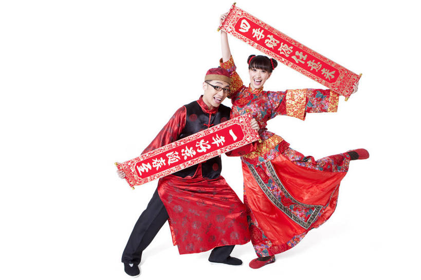 东方人,成年人,两个人,笑,微笑,露齿笑,横图,留白,白色背景,正面,快乐,兴奋,幸福,运气,北京,中国,春节,对联,亚洲,节日,眼镜,祝福,拿着,传统,刺激,盛装,衣服,汉字,摄影,影棚,幽默,愉悦,发髻,中国文化,摄影棚,祝贺,出示,东亚,异性恋,男人,男性,年轻男性,年轻女性,女人,女性,亚洲人,中国人,年轻人,彩图,影棚拍摄,传统服装,装扮,欢乐,拍摄,伴侣,唐装,传统文化,挨着,传统节日