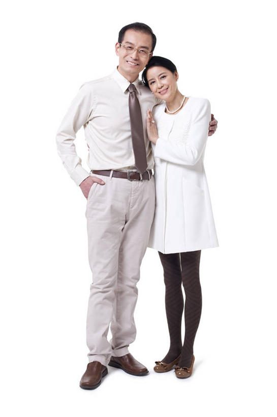 东方人,成年人,中年人,老年人,两个人,家庭,丈夫,妻子,笑,微笑,露齿笑,竖图,留白,白色背景,正面,快乐,满意,幸福,项链,北京,亚洲,正装,眼镜,浪漫,靠,靠着,搭,摄影,影棚,生活方式,贵族,搭着,关爱,摄影棚,肖像,手插袋,婚姻,东亚,异性恋,老年男性,老年女性,男人,男性,女人,女性,亚洲人,中国人,插兜,手插兜,拥抱,彩图,影棚拍摄,爱,欢乐,拍摄,伴侣,手抄兜,上层阶级,挨着