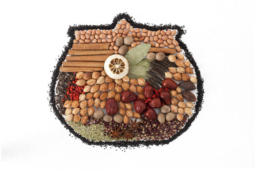 无人,横图,俯视,留白,白色背景,萱草,花生,静物,中国,亚洲,许多,准备,丰富,材料,瓷器,炖锅,调料,香料,芝麻,食品,肉桂,调味品,很多,饮食,茴香,摄影,影棚,多样,枸杞,肉豆蔻,创造力,草本,摄影棚,东亚,月桂叶,香叶,荜拨,天竺桂,香桂叶,桂叶,丁香,月桂,胡椒,彩图,高角度拍摄,影棚拍摄,拍摄,陈皮,砂仁,成分