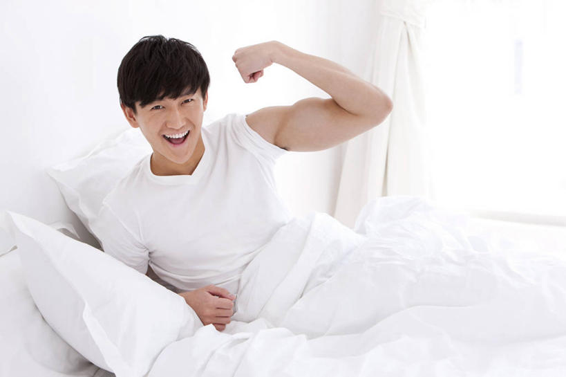 东方人,成年人,一个人,家庭,家,坐,笑,微笑,露齿笑,横图,室内,白天,留白,正面,快乐,幸福,骄傲,窗户,床,卧室,北京,日光,中国,亚洲,仅一个男性,仅一个人,T恤,休闲装,起床,仅一个年轻男性,白色,温暖,温馨,一家人,力量,摄影,生活方式,和睦,早晨,东亚,男人,男性,年轻男性,亚洲人,中国人,年轻人,彩图,融洽