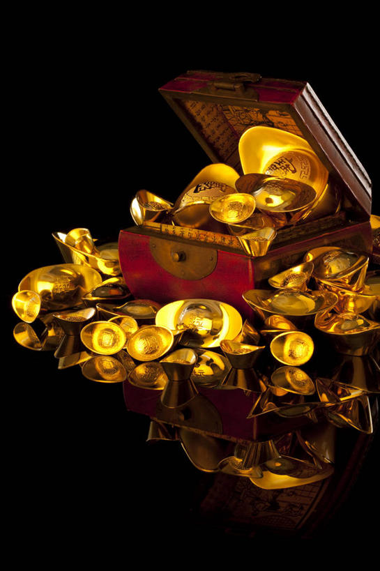 无人,竖图,留白,运气,静物,北京,中国,亚洲,许多,开,堆叠,黑色背景,反射,光线,金属,光芒,很多,古典,传统,黄金,盒子,财富,金融,摄影,珍贵,溢出,中国文化,华贵,东亚,东亚文化,繁荣,古代文明,货币,彩图,影棚拍摄,百宝箱,元宝,传统文化