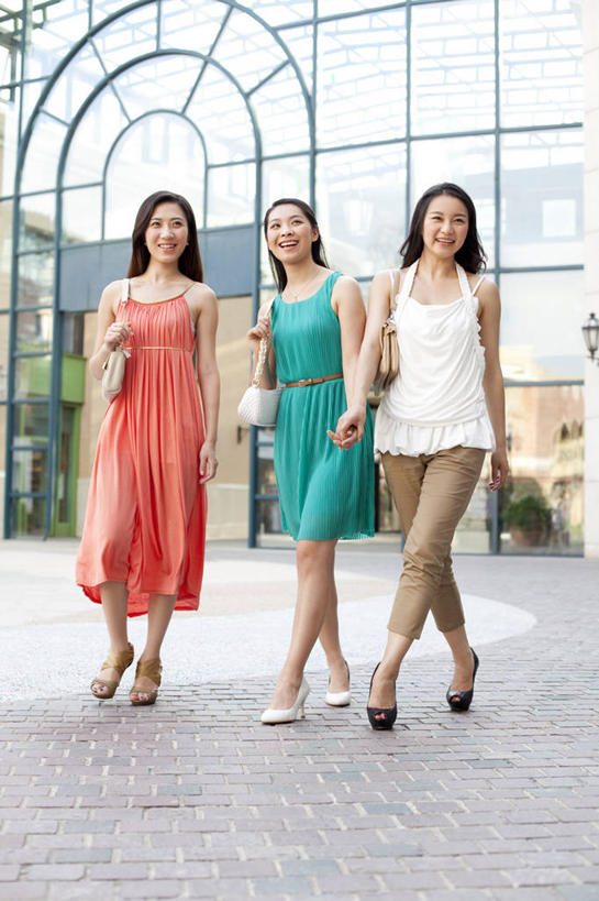 东方人,成年人,一个人,三个人,商店,笑,微笑,露齿笑,竖图,室外,白天,正面,时尚,快乐,友谊,幸福,城市,北京,中国,亚洲,仅一个年轻女性,仅一个女性,仅一个人,挎包,现代,夏天,休闲,放松,乐趣,摄影,生活方式,活动,高雅,享乐,迷人,都市风光,东亚,无忧无虑,年轻女性,女人,女性,亚洲人,中国人,年轻人,长发,休闲活动,步行,手牵手,彩图,欢乐,闺密,挨着