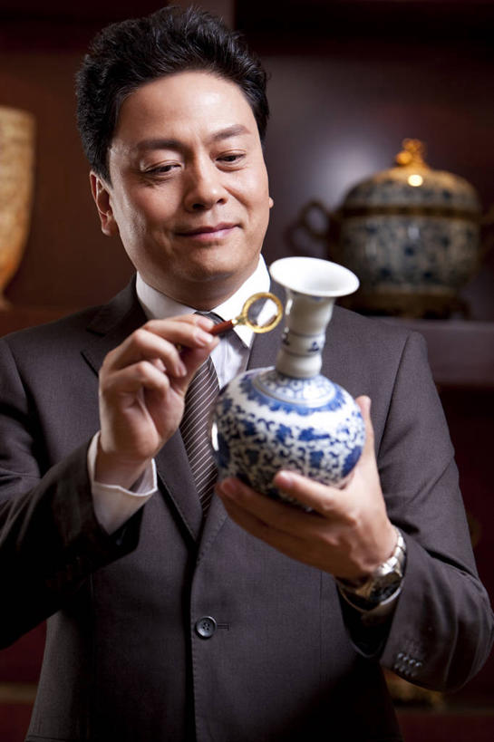 东方人,成年人,中年人,老年人,一个人,站,微笑,竖图,室内,正面,商务,满意,信心,花瓶,北京,中国,亚洲,仅一个男性,仅一个人,仅一个中年男性,套装,检查,艺术,分析,材料,瓷器,放大镜,拿着,娱乐,会所,蓝色,白色,思考,财富,俱乐部,摄影,生活方式,古董,权威,专心,享乐,中国文化,华贵,东亚,欧洲文化,判断,老年男性,男人,男性,中年男性,亚洲人,中国人,半身,彩图,传统文化,头等舱,上层阶级,社交