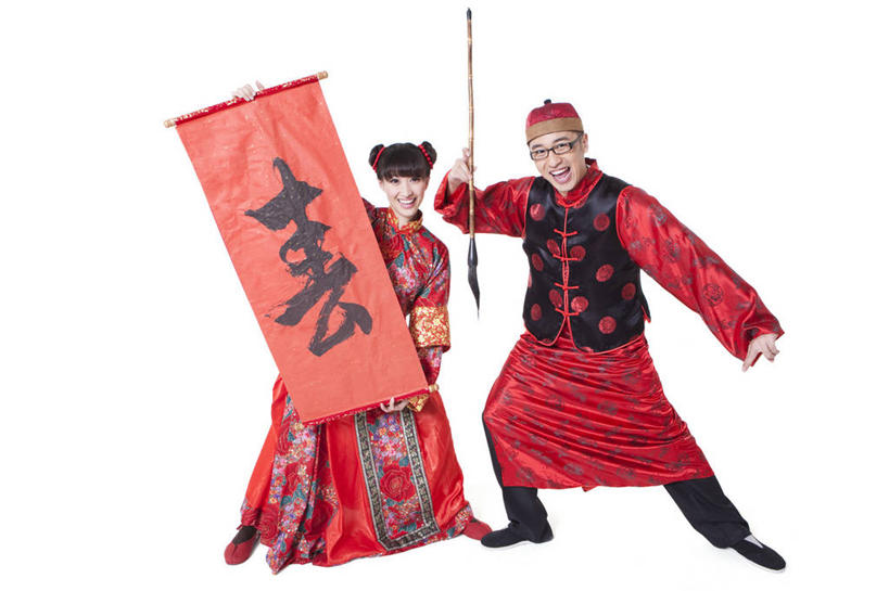 东方人,成年人,两个人,笑,微笑,露齿笑,横图,留白,白色背景,正面,快乐,兴奋,幸福,北京,中国,春节,亚洲,写,节日,毛笔,书法,眼镜,拿着,传统,刺激,盛装,衣服,汉字,摄影,影棚,幽默,愉悦,发髻,中国文化,摄影棚,东亚,异性恋,男人,男性,年轻男性,年轻女性,女人,女性,亚洲人,中国人,年轻人,彩图,影棚拍摄,传统服装,装扮,欢乐,拍摄,伴侣,唐装,传统文化,挨着,传统节日