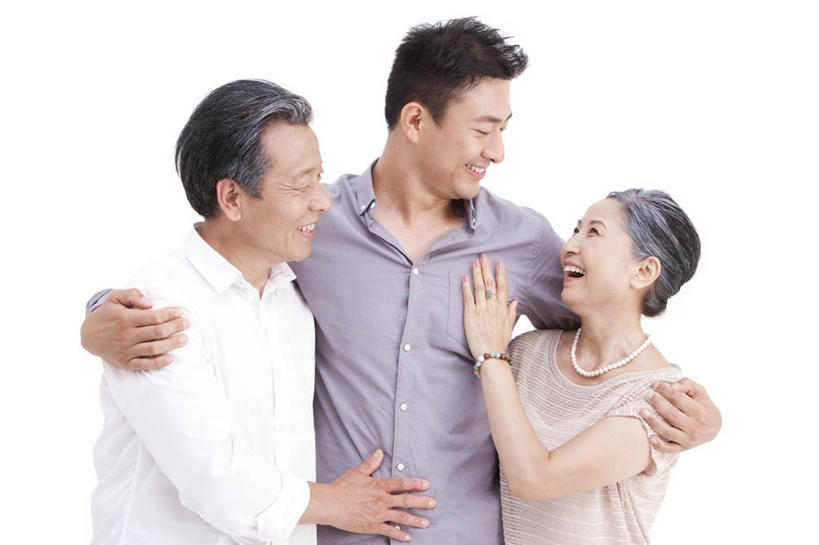 东方人,成年人,中年人,老年人,三个人,家庭,父母,母亲,父亲,儿子,笑,微笑,露齿笑,横图,留白,白色背景,正面,快乐,幸福,中国,亚洲,休闲装,休闲,温暖,温馨,一家人,面对面,放松,搭,摄影,影棚,生活方式,和睦,退休,搭着,关爱,摄影棚,亲情,东亚,老年男性,老年女性,男人,男性,年轻男性,女人,女性,亚洲人,中国人,年轻人,半身,彩图,影棚拍摄,爱,欢乐,拍摄,融洽,挨着