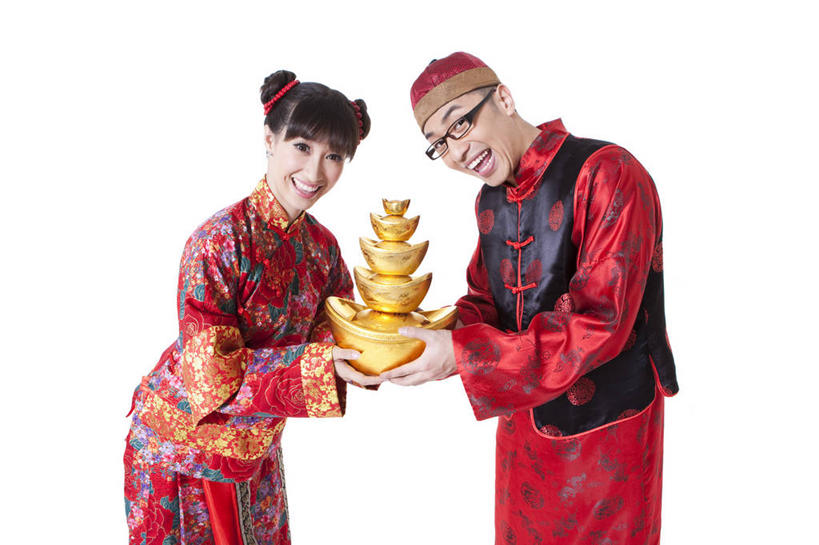 东方人,成年人,两个人,笑,微笑,露齿笑,横图,留白,白色背景,正面,快乐,兴奋,幸福,运气,北京,中国,春节,亚洲,节日,眼镜,拿着,传统,刺激,盛装,衣服,财富,摄影,影棚,幽默,愉悦,发髻,中国文化,摄影棚,东亚,异性恋,货币,男人,男性,年轻男性,年轻女性,女人,女性,亚洲人,中国人,年轻人,彩图,影棚拍摄,传统服装,装扮,欢乐,拍摄,伴侣,唐装,元宝,传统文化,挨着,传统节日