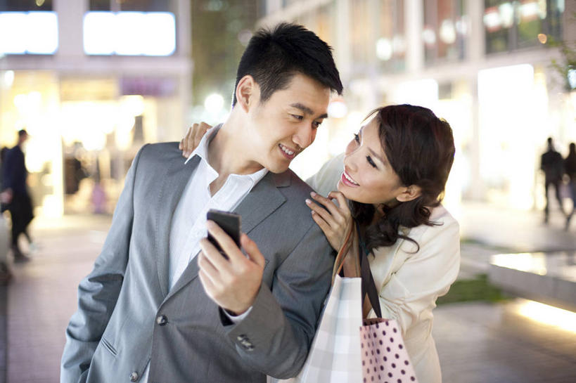 东方人,成年人,两个人,夫妻,商店,笑,微笑,露齿笑,横图,室外,夜晚,爱情,购物,快乐,通讯,幸福,消费,城市,手机,北京,中国,亚洲,下班,购物袋,浪漫,拿着,现代,刺激,休闲,面对面,恩爱,搭,恋人,摄影,生活方式,照亮,搭着,都市风光,购买,市区,东亚,异性恋,男人,男性,年轻男性,年轻女性,女人,女性,亚洲人,中国人,年轻人,夫妇,情侣,白领,半身,彩图,伴侣,挨着